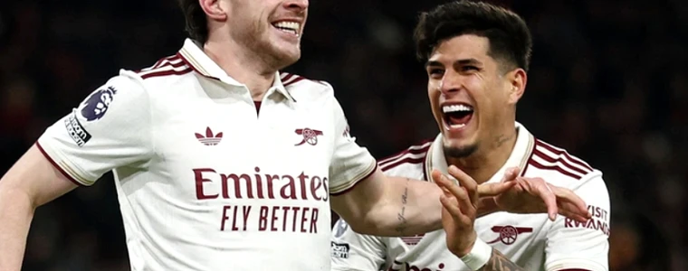 Cúp bạc Siêu cúp Anh đặt giữa sân cỏ có mái che ở Cardiff với sắc đỏ Arsenal và xanh Man City trên khán đài.